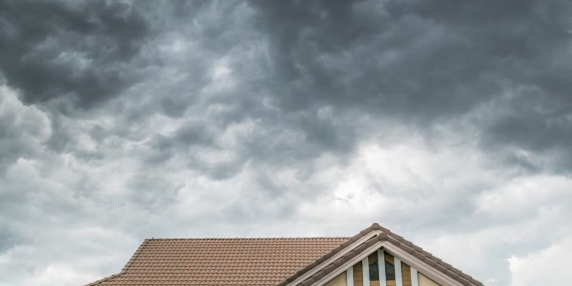 Hogar con daños por tormenta y póliza paramétrica activada por lluvia intensa
