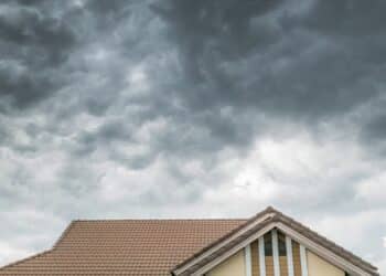 Hogar con daños por tormenta y póliza paramétrica activada por lluvia intensa