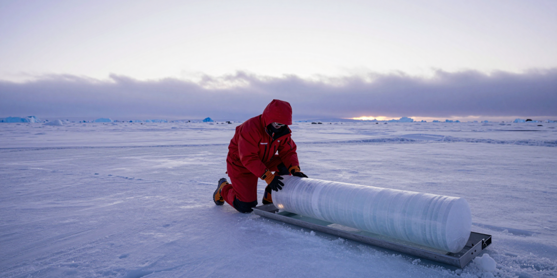 Durante años, un rastro de platino en el hielo de Groenlandia parecía la prueba definitiva de un cometa: no lo era 1 A glaciologist examines an ice core on the Greenland ice sheet under a pale arctic sky.