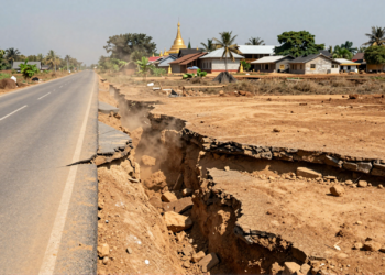 Una cámara de seguridad grabó la Tierra partiéndose en dos: 2,5 metros de desplazamiento en poco más de un segundo 10 Ground rupture in Southeast Asia showing a dramatic split in the earth with significant displacement.