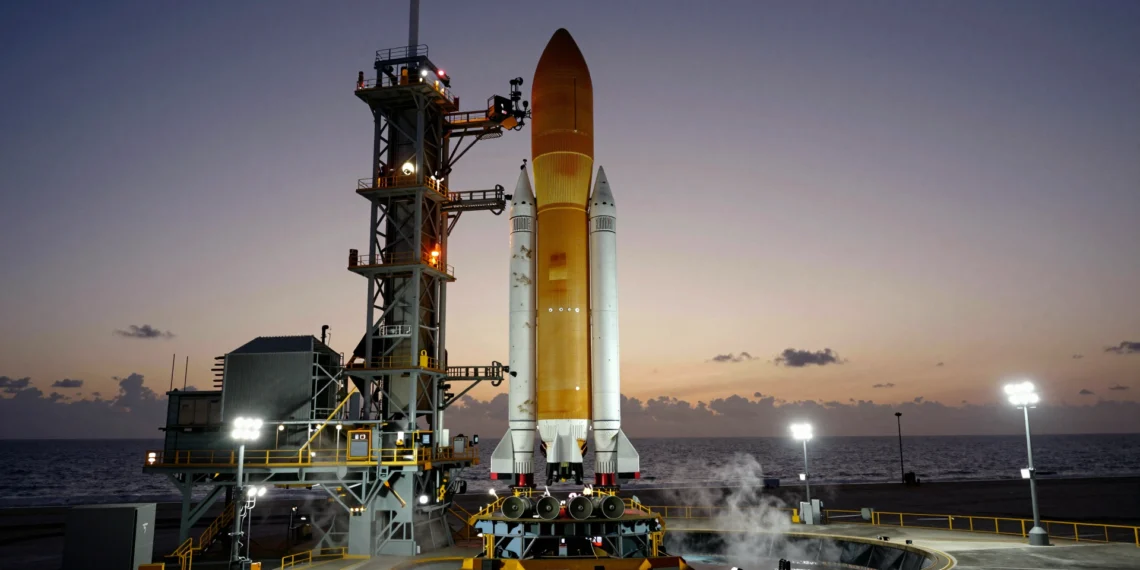 Blue Origin prepara el primer relanzamiento de un cohete New Glenn: el propulsor que ya voló a Marte volverá al espacio 1 Reusable New Glenn rocket booster poised for relaunch at Cape Canaveral, showcasing pre-dawn sky and industrial details.