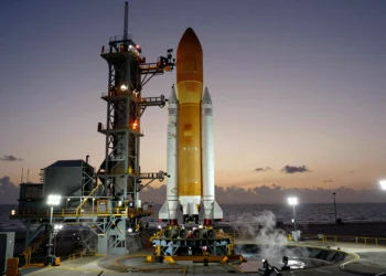 Blue Origin prepara el primer relanzamiento de un cohete New Glenn: el propulsor que ya voló a Marte volverá al espacio 6 Reusable New Glenn rocket booster poised for relaunch at Cape Canaveral, showcasing pre-dawn sky and industrial details.