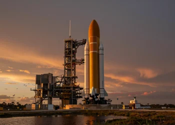 SpaceX llegará a Marte por primera vez, pero no con Starship: un róver europeo será su pasajero inaugural 7 Falcon Heavy rocket at Kennedy Space Center, ready for the historic Mars mission.