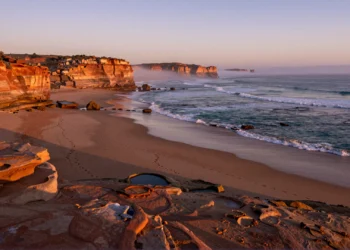 ADN materno de 2.500 genomas revela que los humanos llegaron a Australia hace 60.000 años por al menos dos rutas distintas 2 Ancient Australian landscape at dawn, symbolizing early human migration routes.