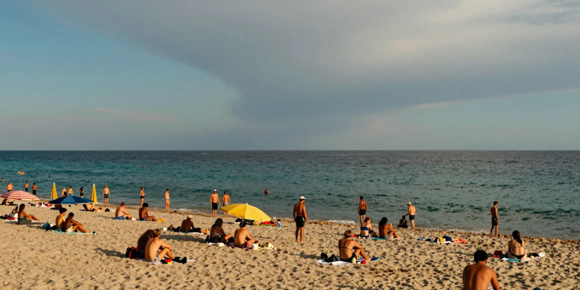 Bajo las aguas tranquilas del Mediterráneo se esconde una amenaza que podría alcanzar la Costa Azul en menos de diez minutos 1 Playa de la Costa Azul con bañistas ajenos a una amenazante pared de agua que se alza en el horizonte mediterráneo