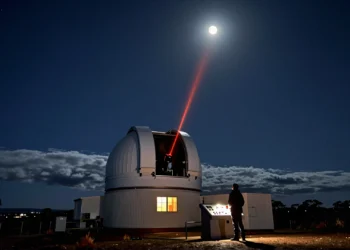Artemis II retransmitió vídeo en alta definición desde la Luna con un láser que cuesta una fracción de lo habitual 4 Telescopio en observatorio nocturno de Canberra emite láser infrarrojo hacia la Luna, tecnología usada en Artemis II