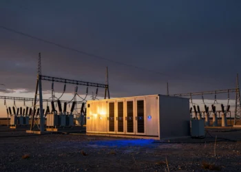 Nvidia construirá 25 micro centros de datos junto a subestaciones eléctricas para llevar la IA adonde sobra energía 8 Micro centro de datos modular junto a una subestación eléctrica en zona rural al atardecer, con torres de alta tensión