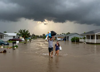 Huracanes cada vez más húmedos: la escalada silenciosa que convierte las lluvias tropicales en inundaciones sin precedentes 7 Barrio inundado tras un huracán tropical en la Costa del Golfo de EE.UU., con familias en el agua.