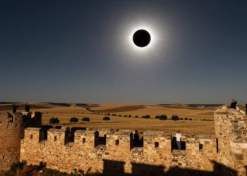 Eclipse solar total en España: los enclaves rurales que casi nadie conoce y donde la experiencia será única el 12 de agosto de 2026 3 Eclipse solar total en Gormaz, Soria, con observadores admirando el fenómeno desde la fortaleza.