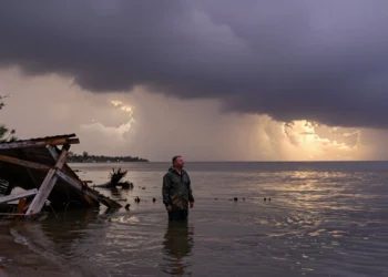 El ciclo natural al que se culpaba de los huracanes más destructivos tenía mucho menos peso del que se creía 8 Hombre de pie entre las ruinas inundadas de una casa tras el paso de un huracán devastador en el Golfo de México