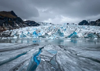 Cada grado de calor extra alarga tres semanas el deshielo de los glaciares de Alaska, según un estudio satelital sin precedentes 4 Glaciar de Alaska en retroceso con canales de agua de deshielo azul, morrenas rocosas expuestas y lago glaciar turquesa