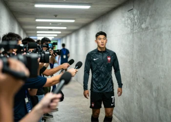 Son Heung-min camina en silencio alejándose de periodistas en el túnel de un estadio del Mundial