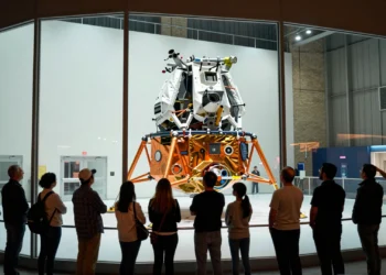 Astrobotic presenta su módulo lunar Griffin-1 con sistemas reforzados y una misión que podría sentar las bases del primer asentamiento en el polo sur de la Luna 8 Módulo lunar Griffin-1 de Astrobotic en sala limpia del Moonshot Museum de Pittsburgh, observado por visitantes