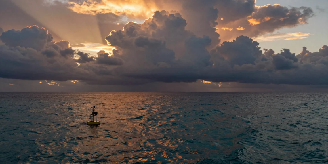 El Niño regresa con fuerza: lo que los científicos anticipan para el clima global en los próximos años 1 Boya de investigación en el océano Pacífico tropical bajo un cielo tormentoso con temperaturas superficiales anómalas del mar