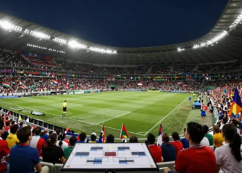 Árbitro en el centro del campo de un estadio lleno durante un partido de clasificación para el Mundial 2026