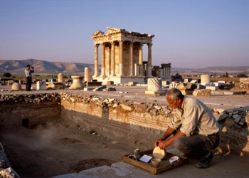 Setenta años excavando la misma ciudad: Sardis, la antigua capital lidia, alcanza por fin el reconocimiento mundial 10 Arqueólogo excavando en las ruinas de Sardis, antigua capital lidia en Turquía, junto a columnas romanas al atardecer