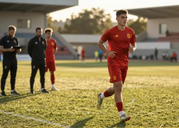 Nico Williams trota solo en el césped con el cuerpo técnico de la selección española observando su recuperación