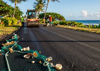Carretera costera en Hawái construida con redes de pesca y plástico oceánico reciclado bajo el sol tropical