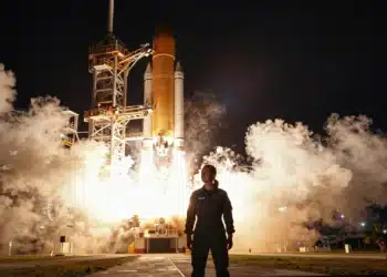 Artemis despegó de noche y pareció un amanecer: la ingeniera que aprendió a no dejar nada al azar 3 Ingeniera de la NASA ante el lanzamiento nocturno de Artemis en Cabo Cañaveral, iluminada por el fuego del cohete