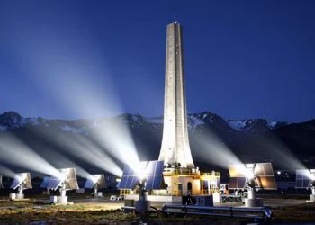 Torre solar Themis en los Pirineos franceses rodeada de heliostatos reflejando luz solar concentrada hacia el receptor