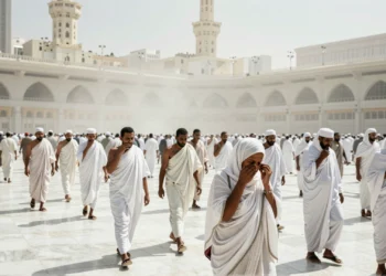 Cada vez quedan menos meses seguros para el Hajj, y el calor ya no respeta ni la primavera 9 Peregrinos musulmanes con ihram blanco en la plaza de la Gran Mezquita de La Meca bajo un sol abrasador durante el Hajj