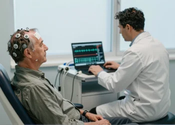 Una técnica eléctrica sin cirugía alcanza lo más profundo del cerebro y alivia los temblores del Parkinson durante más de una hora 4 Paciente con electrodos en el cuero cabelludo recibe estimulación cerebral no invasiva para el Parkinson