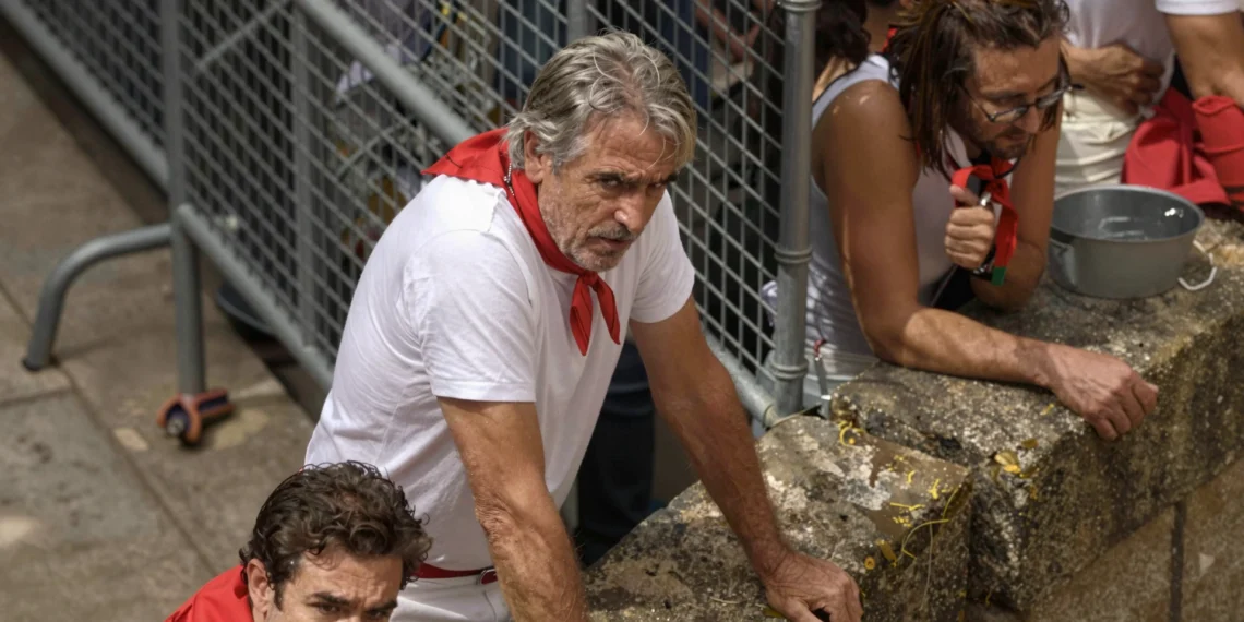 Bernd Schuster, leyenda de los tres grandes de España, aparece en el callejón de Pamplona durante el encierro de Miura 1 Bernd Schuster en el callejón de la Plaza de Toros de Pamplona durante el encierro de Miura en San Fermín