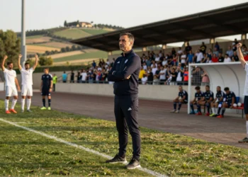 Sergio Francisco, entrenador del Burgos CF, dirige su primer amistoso de pretemporada desde la banda del estadio