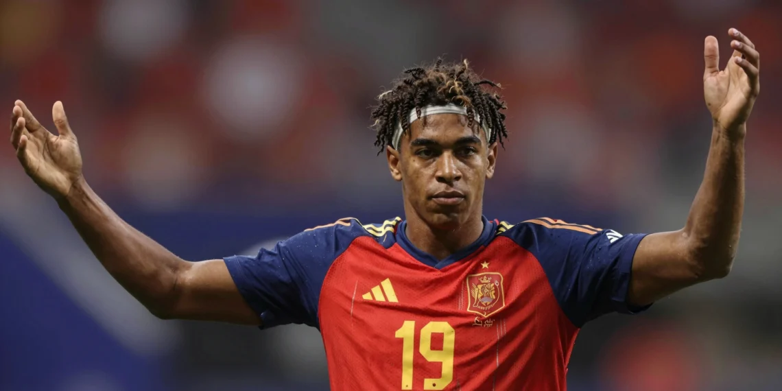 Lamine Yamal llegó al Mundial con calma, un gol y una madurez que nadie esperaba de un adolescente de 18 años 1 Lamine Yamal con la camiseta roja de España número 19, brazos abiertos, gesto sereno tras un partido del Mundial