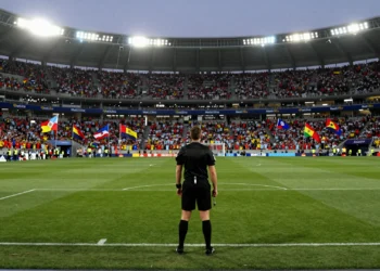 Árbitro en el círculo central del MetLife Stadium ante aficionados de España y Argentina en la final del Mundial