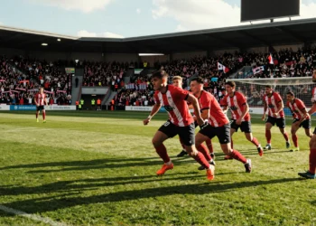 Jugadores del Athletic Club de Bilbao con camiseta rojiblanca presionan hacia portería rival en partido de pretemporada