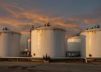 Tres depósitos, tres destinos distintos: la exención legal que no cubre lo que muchos creen en las instalaciones de oleoductos 1 Tres depósitos industriales en una instalación de oleoductos en Texas al atardecer con un trabajador revisando normativa