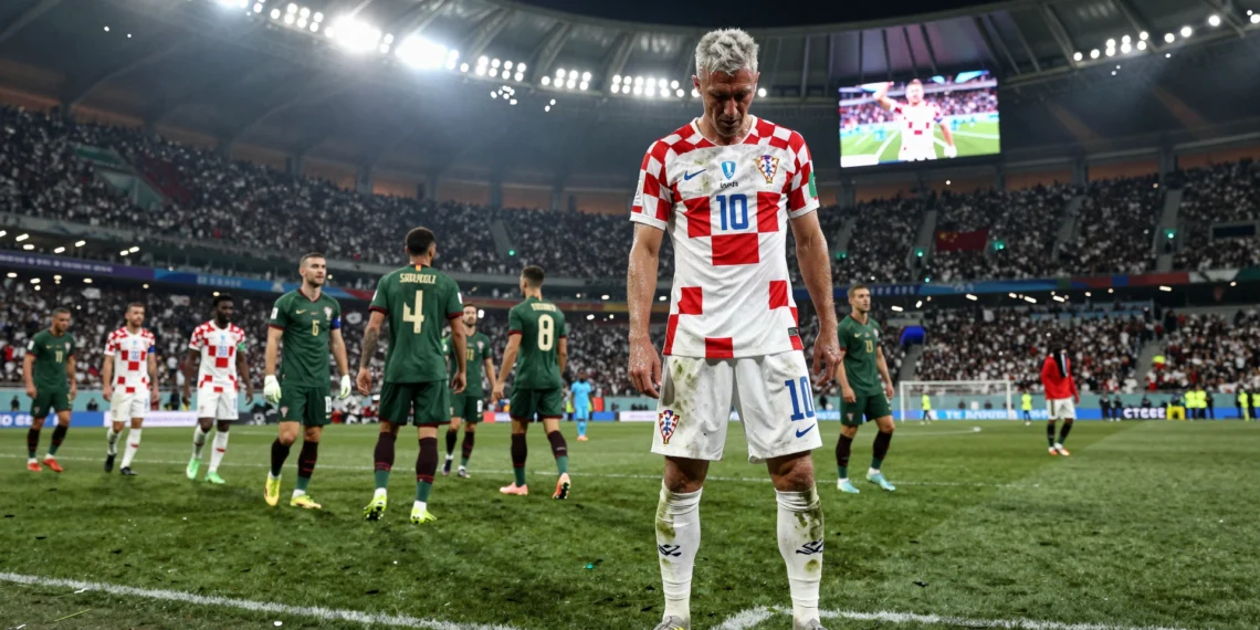 Modric se despide del fútbol más grande con la dignidad de quien ya lo ha ganado todo 1 Luka Modrić solo en el césped tras el pitido final, cabizbajo con la camiseta a cuadros de Croacia