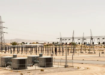 Más de 35 gigavatios de energía de reserva dormida: EE. UU. los activa de emergencia para evitar apagones por el calor 7 Subestación eléctrica en el desierto de EE. UU. con torres de alta tensión y generadores de reserva bajo calor extremo