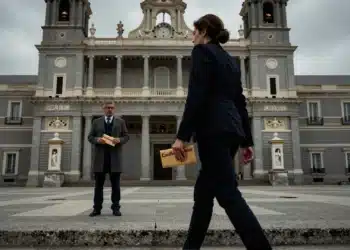 Delcy Rodríguez contrata al despacho de Garzón para acallar al empresario que la señala en el caso del sobre de PDVSA 10 Mujer trajeada sube los escalones de un tribunal en Madrid mientras un empresario sostiene un sobre confidencial de PDVSA