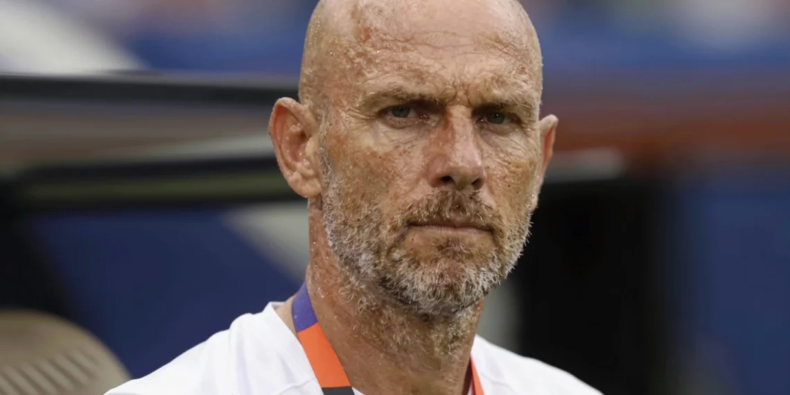 Un paro cardíaco acabó con su carrera; 25 años después, Solbakken planta cara a Brasil en el Mundial con la mejor generación noruega de la historia 1 Ståle Solbakken, seleccionador de Noruega, con mirada intensa y determinada antes del Mundial de fútbol