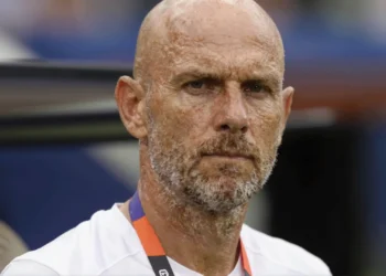 Ståle Solbakken, seleccionador de Noruega, con mirada intensa y determinada antes del Mundial de fútbol