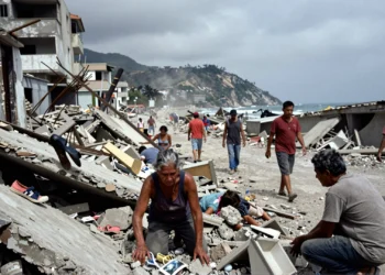 Civiles venezolanos escavan entre escombros de edificios derrumbados en La Guaira tras un devastador terremoto