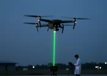 Investigadores chinos logran recargar drones en pleno vuelo con un haz de láser y un receptor del tamaño de una moneda 6 Dron cuadricóptero recargándose en pleno vuelo mediante un haz de láser verde disparado desde una estación terrestre