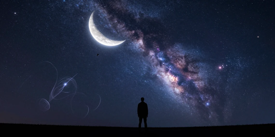 Fósiles de dinosaurios en la Luna, galaxias que se atraviesan como fantasmas y un universo que se está quedando ciego: la física del cosmos desafía toda lógica 1 Silueta humana bajo un cielo nocturno con galaxias, nebulosas y la Luna, simbolizando los misterios del cosmos
