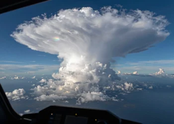 Dentro de ciertas nubes tropicales se esconde un "combustible" invisible que podría estar alimentando tormentas más intensas de lo que creíamos 5 Aeronave científica sobrevolando el Pacífico tropical ante una torre de cumulonimbus con energía oculta