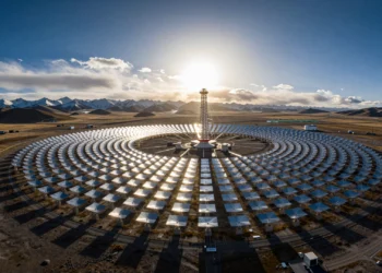 Primera luz en el Tíbet: la planta solar de concentración más alta del mundo da su primer paso hacia la generación de energía 4 Vista aérea de la planta solar de concentración más alta del mundo en el altiplano tibetano a 4.650 metros