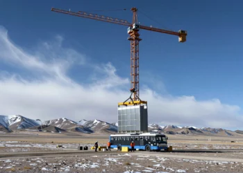 Dieciséis paneles de 15 toneladas izados a 210 metros en el techo del mundo: así avanza la planta termosolar más alta jamás construida 8 Grúa industrial izando un panel receptor de calor en la torre termosolar de 210 metros en la meseta tibetana